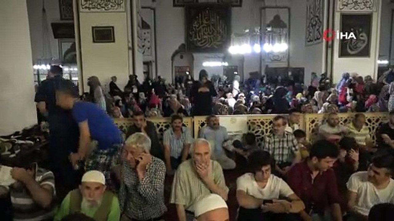Kadir Gecesi’nde Bursalılar Ulu Cami’ye akın etti
