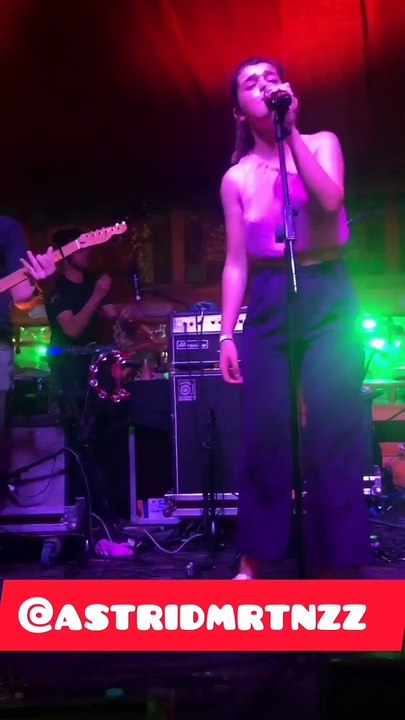 Amaia cantando junto a el mato a un policia motorizado  | primavera sound 2019 |