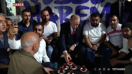 Cumhurbaşkanı Erdoğan, minibüs durağını ziyaret etti