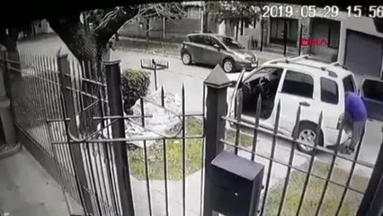 DHA DIŞ - Soygunculardan köpekleri kurtardı