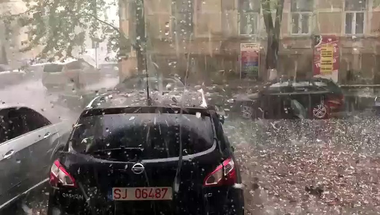Déluge de grêlons et pierres détruisant des voitures !