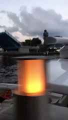 Ce yacht cause une vague énorme en rentrant à fond dans le port !