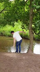 Se suspendre à une branche au-dessus d'un lac.. Mauvaise Idée !