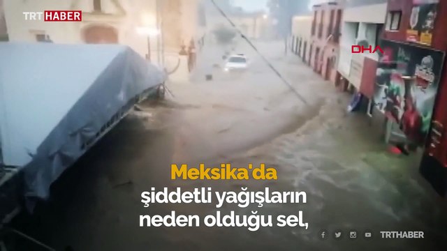 Meksika'da sel araçları sürükledi