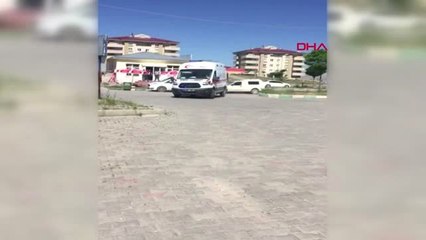 Ağrı'da güvenlik duvarı işçilerinin minibüsü geçerken patlama 1 ölü, 7 yaralı