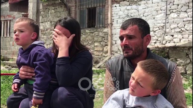 RTV Ora - Tërmeti në Korçë, nëna s'i mban dot lotët e luten: Zot mbaje dorën kemi fëmijë të vegjël