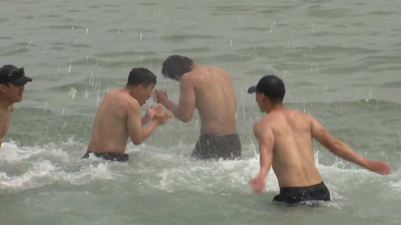부산 바다는 이미 한 여름...해수욕장 부분 개장 '인파 북적' / YTN