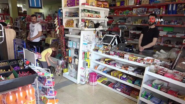 Gizli hayırsever borçları ödedi, bakkalın veresiye defterini yırttı