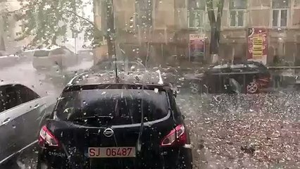 Effrayante pluie de grêlons et de pierres