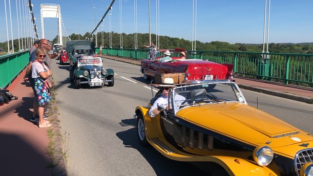 Les voitures anciennes dans le faux embouteillage