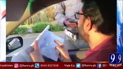 Download Video: اس پاکستانی شہری نے ٹریفک وارڈن کو ایسا قانون بتایا جو ڈیوٹی پر مامور اہلکار ...