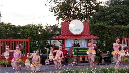 ฟ้อนรำประทีปโคม การแสดงจังหวัดสุโขทัย ♡ งาน “อุ่นไอรัก คลายความหนาว” ณ พระลานพระราชวังดุสิต 20180308