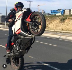 Motosikletli maganda tek tekerlek üzerindeyken polise yakalandı