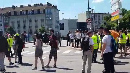 Les gilets jaunes bloqués sur la place Guilgot à Epinal