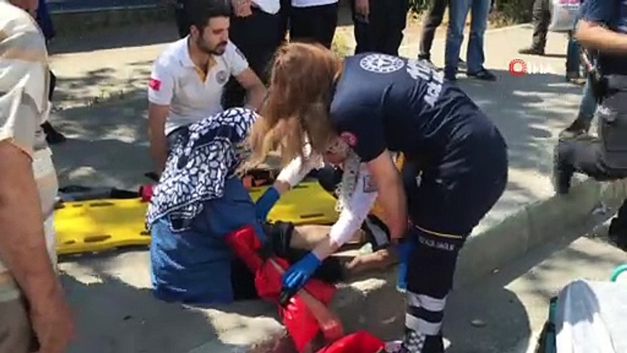 Yaya trafiğine kapalı alandan geçmeye çalışan 2 kadına 1 saat arayla otomobil çarptı