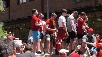 Скачать видео: Liverpool fans gather ahead of Champions League final