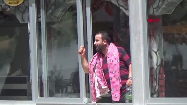 ŞANLIURFA Heyelan riski nedeniyle iş yeri boşaltıldı, kendini yakmaya kalktı-