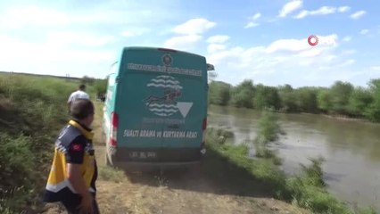 Diyarbakır'da Dicle Nehri'nin ortasında mahsur kalan 7 çocuğu ekipler kurtardı