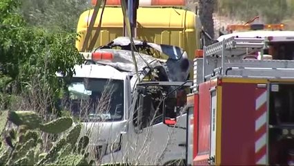 Retiran del lugar el accidente, el coche en el que circulaban Reyes y sus dos primos