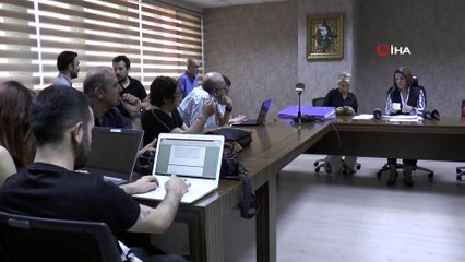 İzmit Belediye Başkanı, işten atıldığı iddia edilen işçileri kameralar önünde aradı