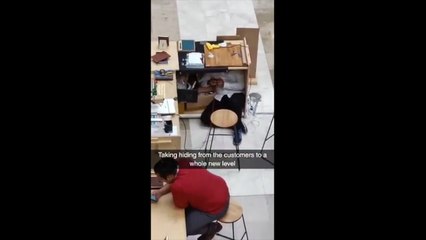 Il se cache des clients sous le comptoir !