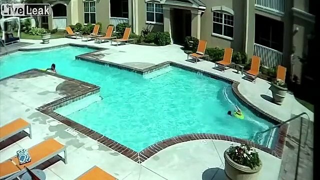 Cette fille sauve sa soeur de la noyade dans la piscine !