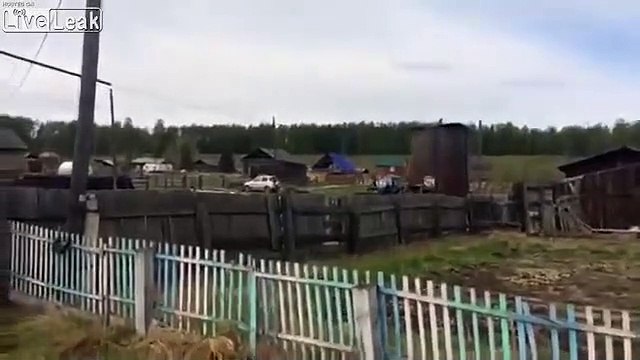 Miracle, elle échappe aux lignes électriques sur ce véhicule en hauteur !