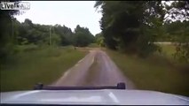 Ce policier sauve un couple d'un serpent qui tournait autour d'eux !