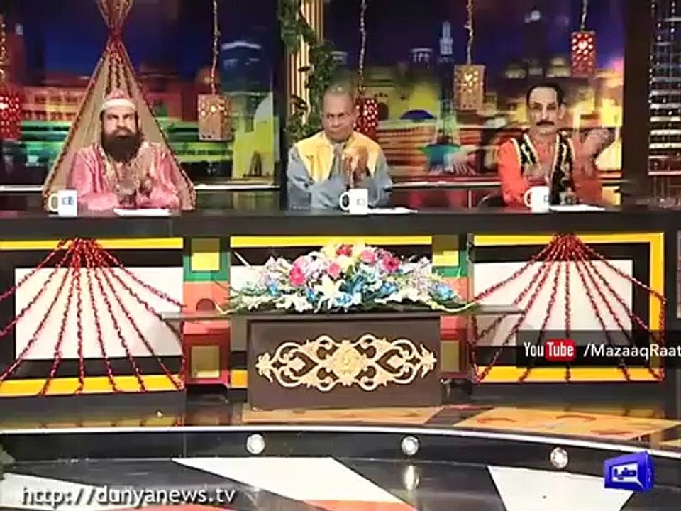 Mehwish Hayat going crazy over funny Policeman Afzal in Mazaaq Raat