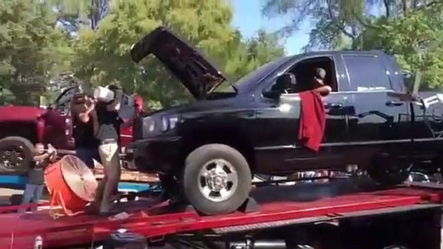 Un mécano propulsé en l'air par une bonbonne de Gaz Nitro !! Dangereux