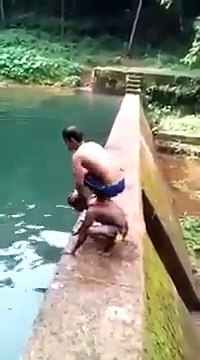 Il voulait juste aider son ami à plonger. Mauvaise idée