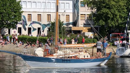 Le village accueille le retour des bateaux de la parade