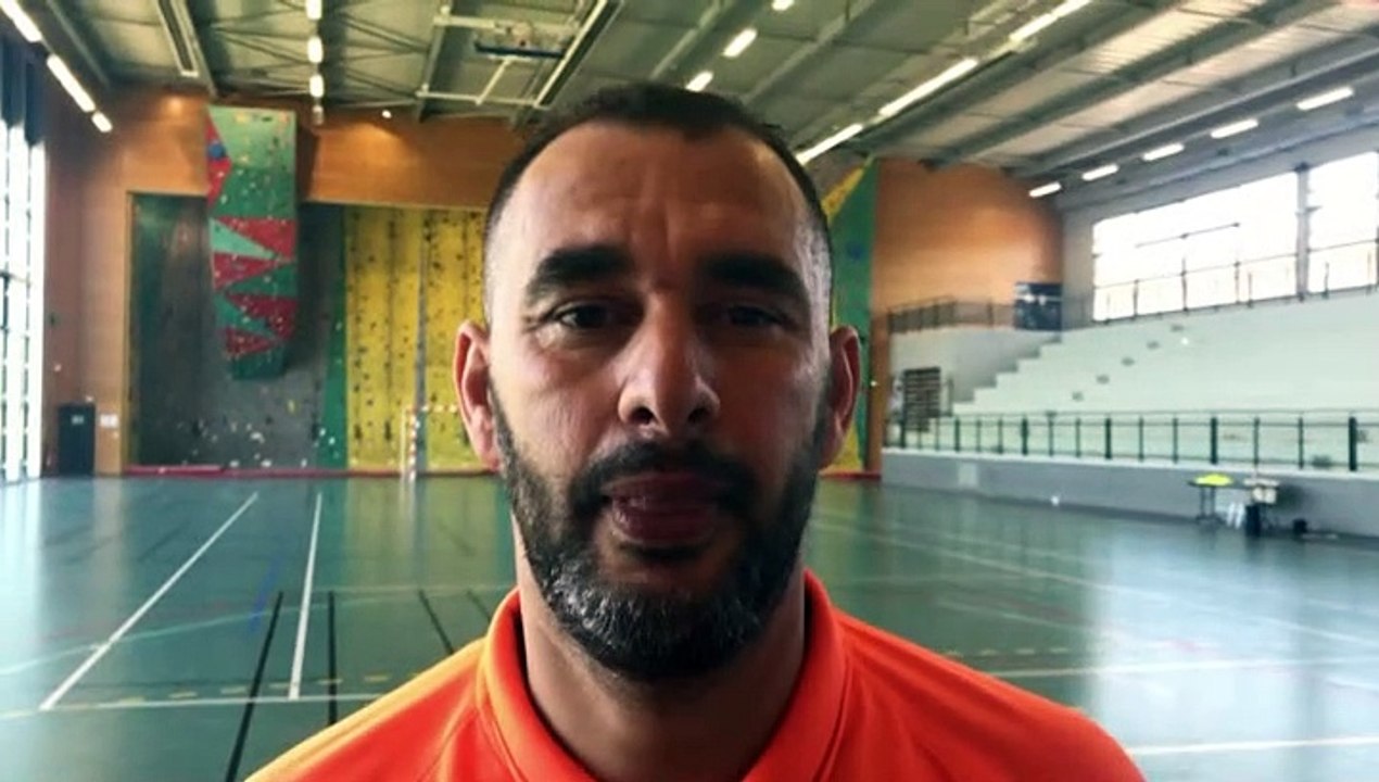 Coupe du Rhône Futsal (finale) – Ali KEROUANI, l’arbitre de la rencontre SUD AZERGUES Futsal – Team BEL AIR, réagit après la rencontre