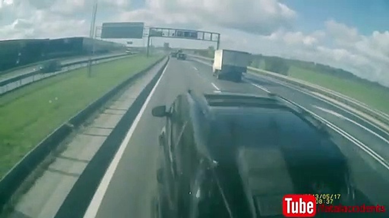 Ce conducteur de BMW X5 cherche les embrouilles à un camion 40 tonnes.... Mauvaise idée