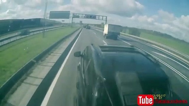 Ce conducteur de BMW X5 cherche les embrouilles à un camion 40 tonnes.... Mauvaise idée