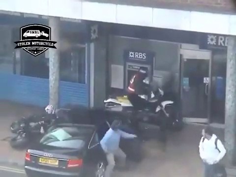 Une intervention de la police plutot brutale pour arrêter des braqueurs de banque !