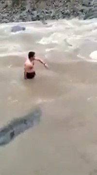 Il prend de gros risques pour sauver un chien pris au piège dans une rivière !