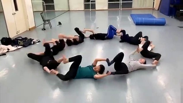 Des jeunes s'amusent en formant un cercle d'amis !