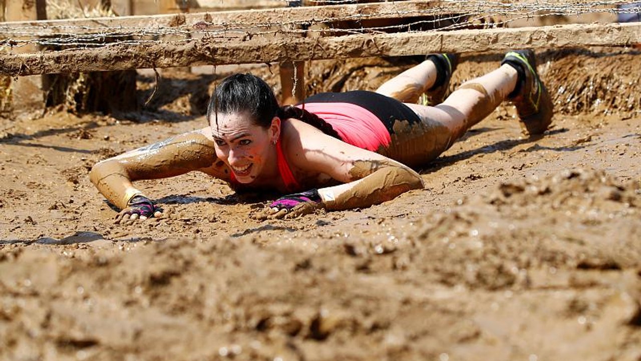 Sie robben durch den Matsch und  25 Hindernisse in Arnsberg