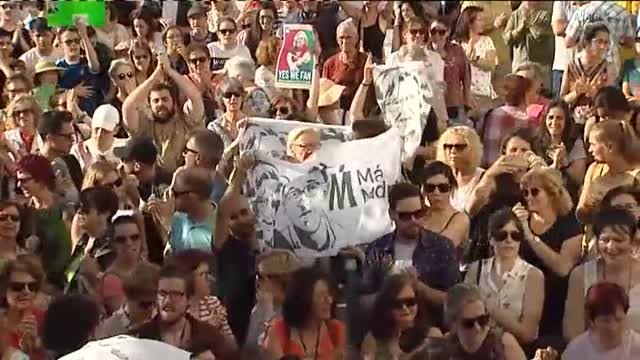 Multitudinaria manifestación en apoyo a Carmena frente al Ayuntamiento de Madrid