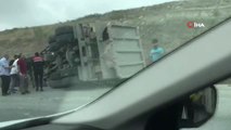 İstanbul Havalimanı yolunda hafriyat kamyonu devrildi