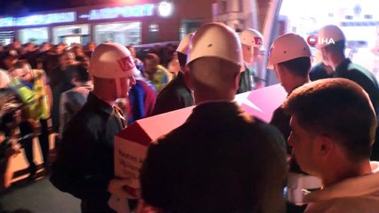 Şehit oğlunun fotoğrafına sarılıp gözyaşı döktü