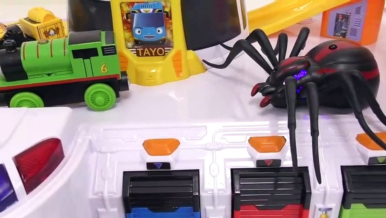 Giant Cockroach & Spider in Tayo the little bus garage Toy Monster Insect Story, Hulk Rescue