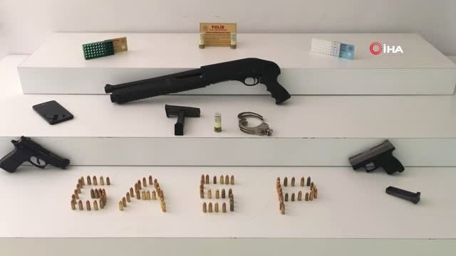 Kendilerine polis süsü verip Afgan mültecileri gasp eden çete çökertildi