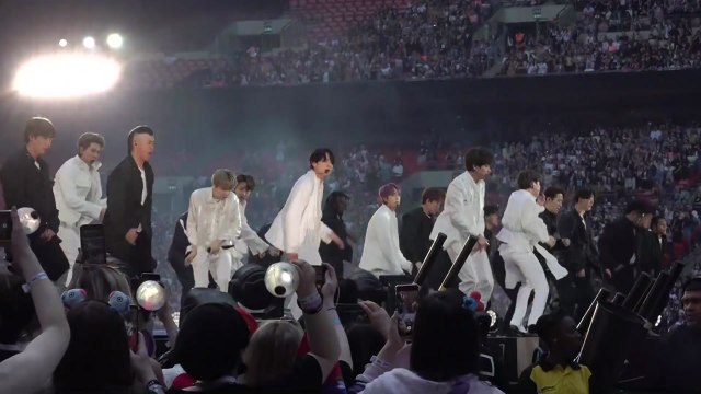 '꿈의 무대' 웸블리 선 방탄소년단...관객 6만 명 뜨거운 '떼창' / YTN