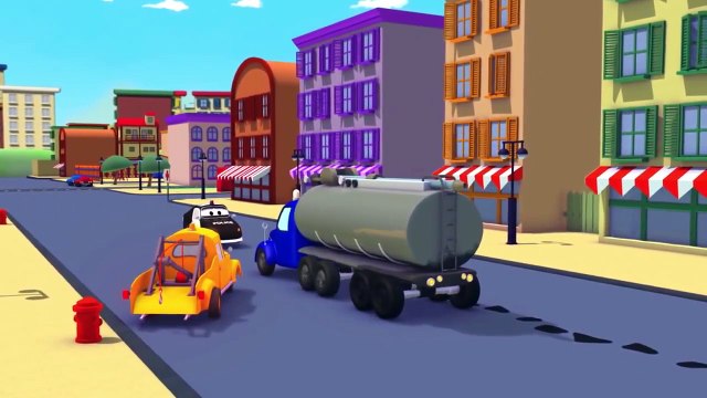 Tom la Dépanneuse et Franck le Camion Pompier à Car City | Voitures et camions dessins animés