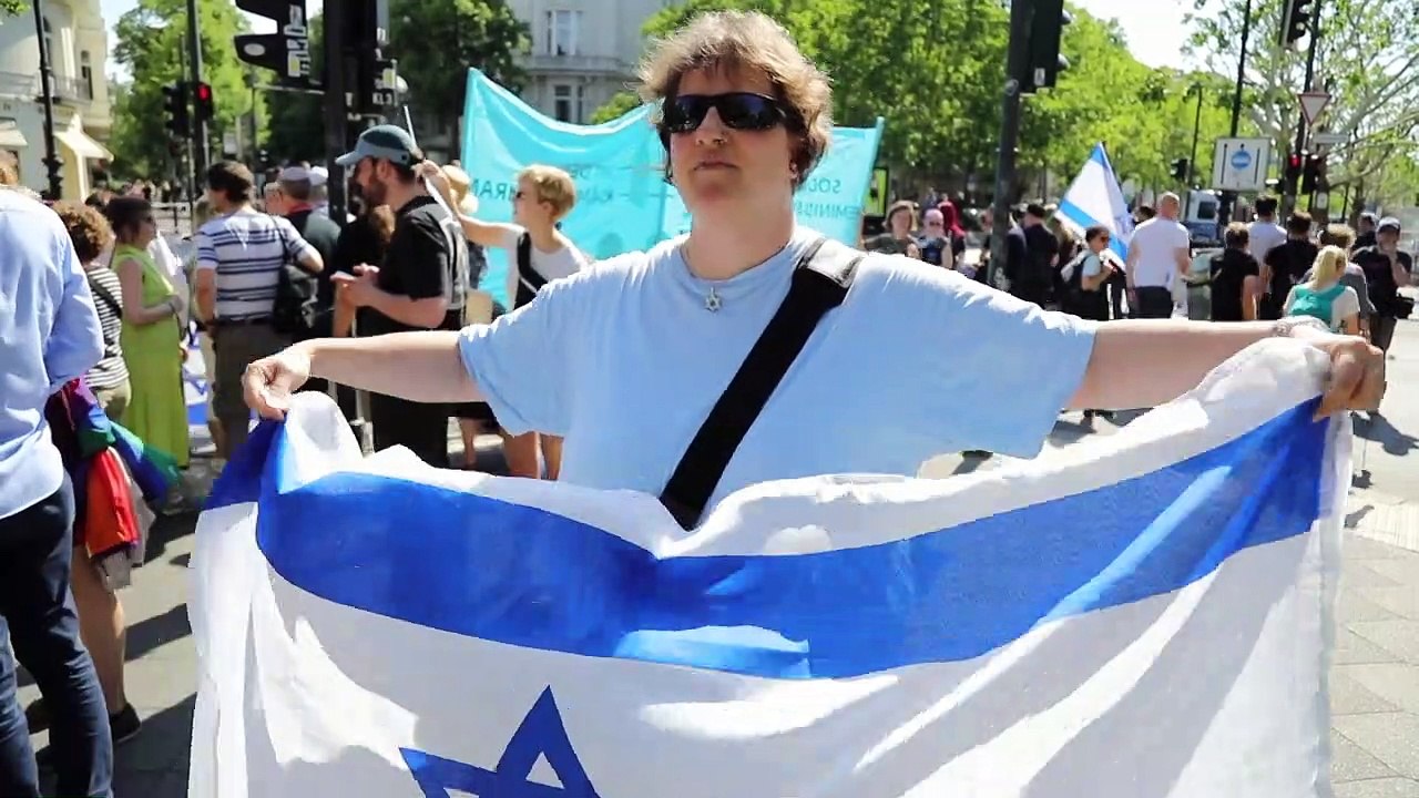 Berliner tragen Kippa gegen Antisemitismus