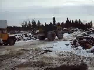 vue d'un gros skidder a grapple