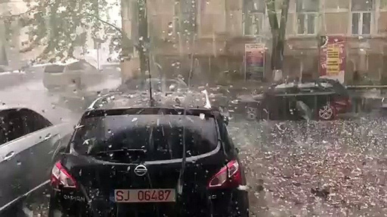 Déluge de grêlons et pierres détruisant des voitures