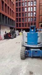 Stagiaire : il collecte de l'air dans un sac poubelle sur le chantier